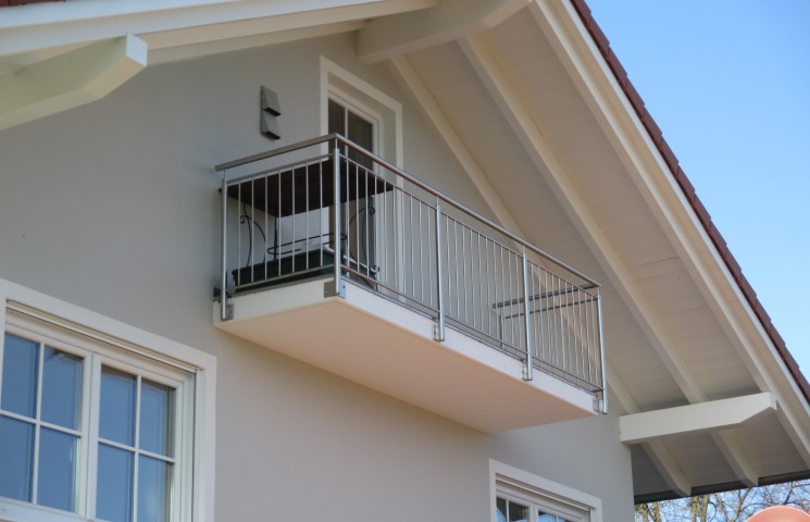 Balkongeländer aus Edelstahl - Modernes Doppelhaus