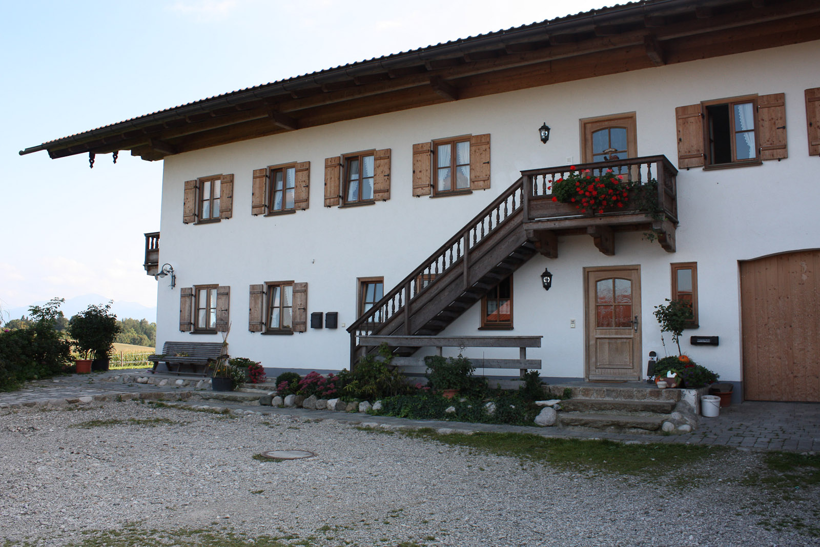 Bauernhaus mit Außentreppe Holz Kellerabgang