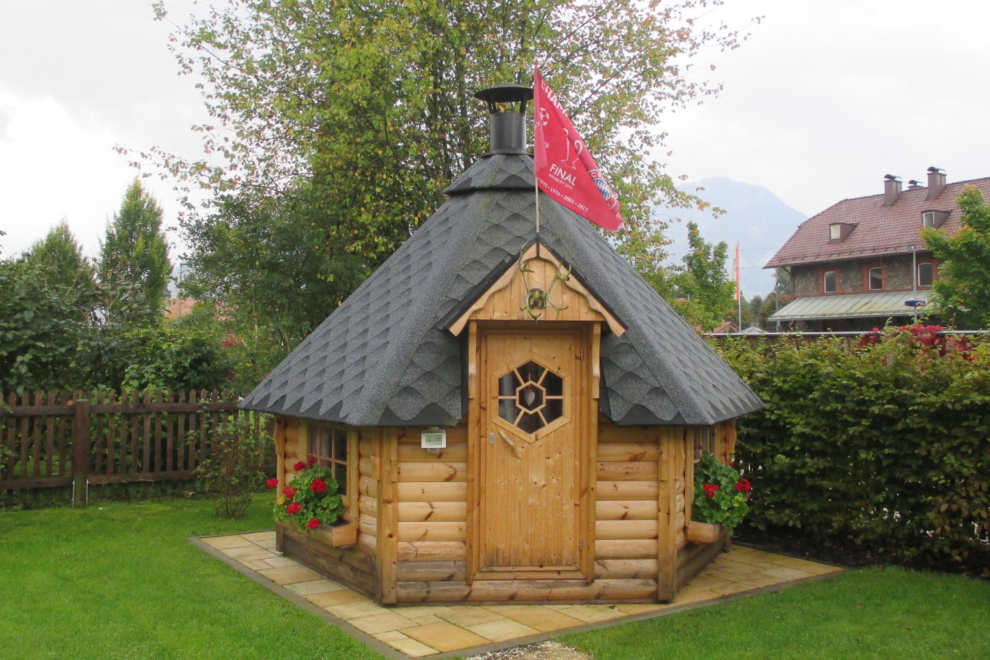 Holzblockhütte im Garten
