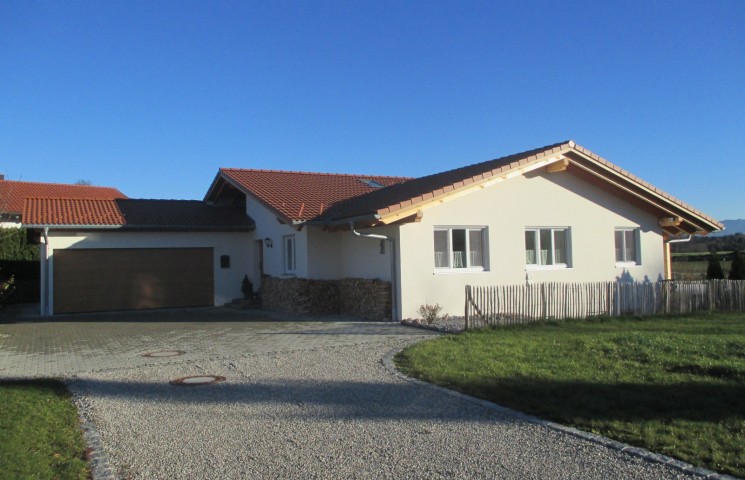 Bungalow - Garagenzufahrt und Doppelgarage