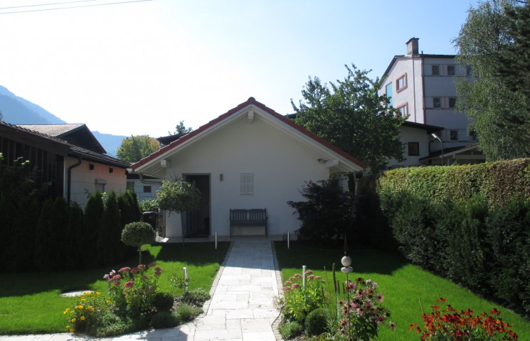 Bungalow - Gartenweg zum Sitzplatz