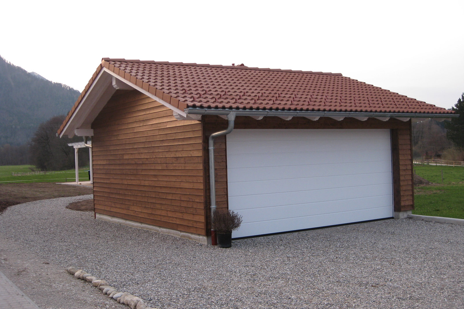 Doppelgarage mit Holzfassade