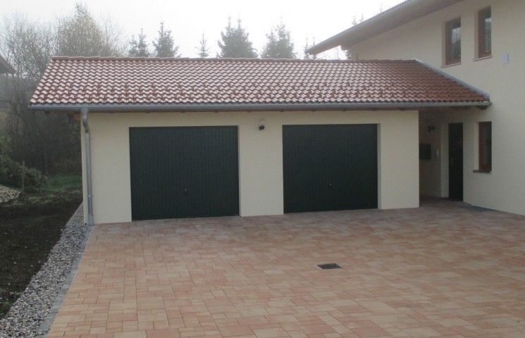 Zweifamilienhaus - Zufahrt zur Doppelgarage