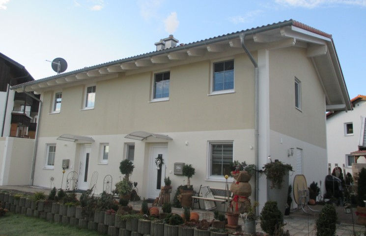 Doppelhaus mit Garagen