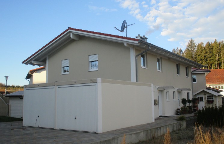 Doppelhaus mit Garagen