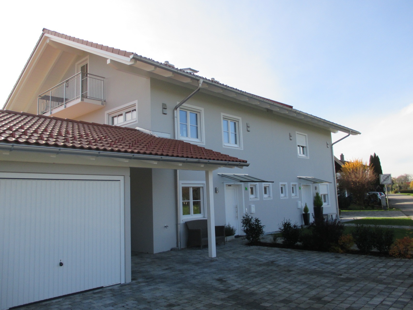 Modernes Doppelhaus mit Garage