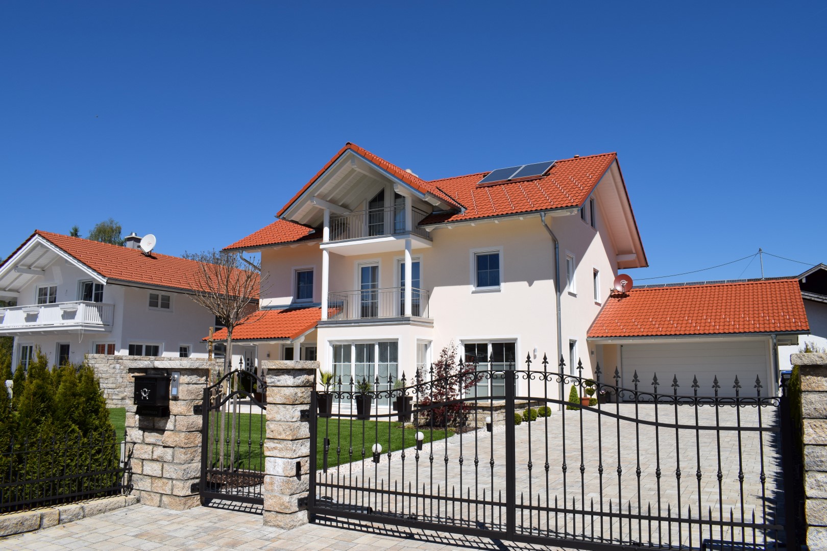 Einfamilienhaus - Einfahrtstor