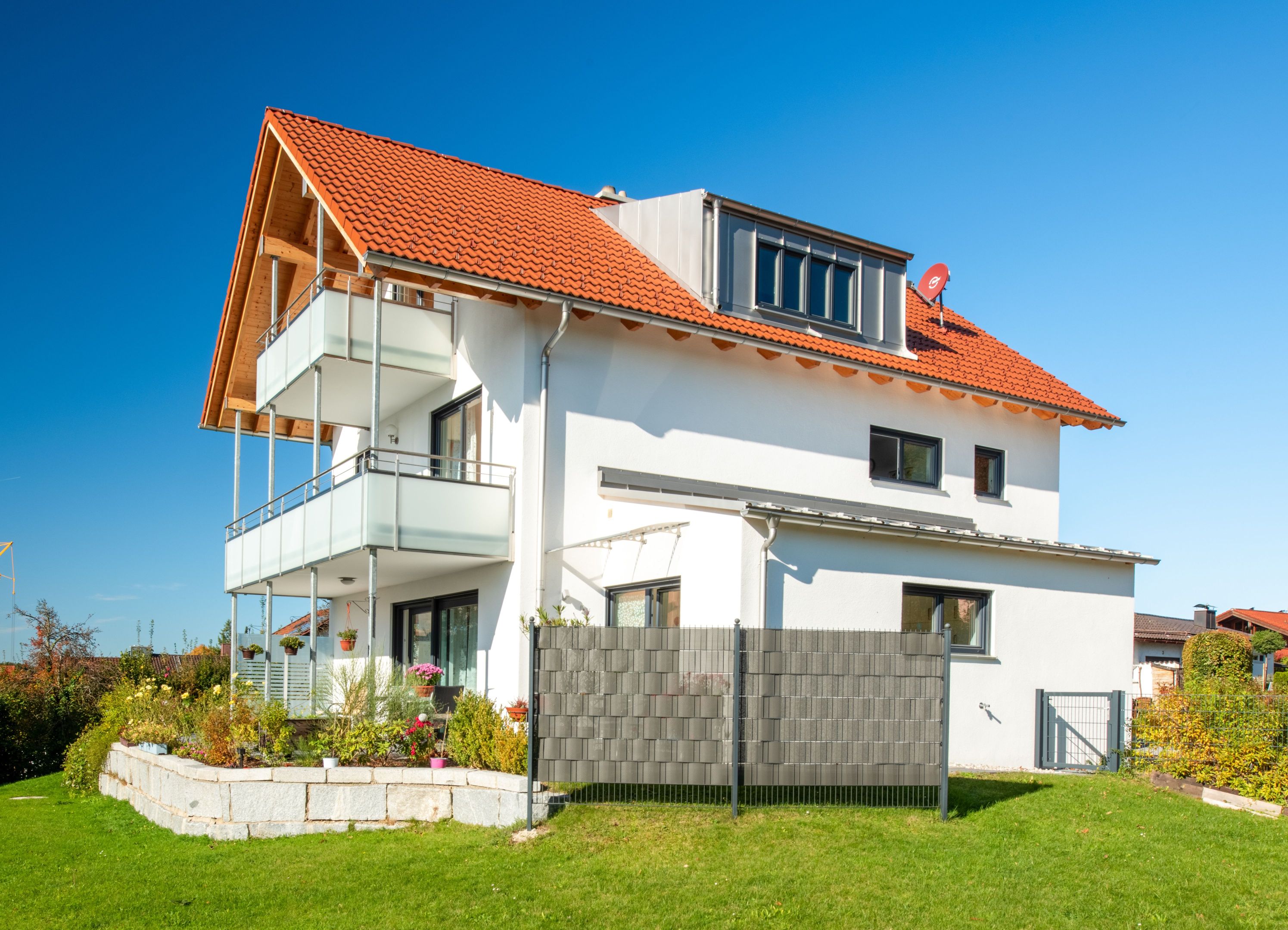Einfamilienhaus - Glasbalkone und Sichtschutz