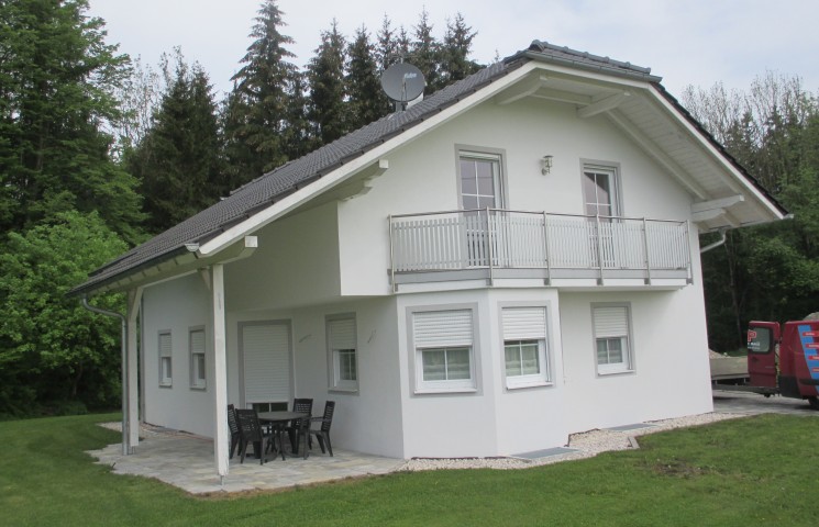 Einfamilienhaus mit Krüppelwalmdach - Terrasse und Balkon