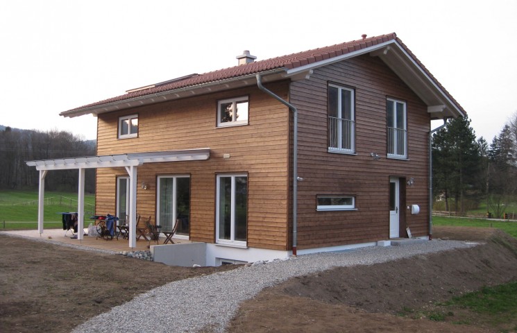 Einfamilienhaus mit Holzfassade - Lichtgraben und Terrassenüberdachung