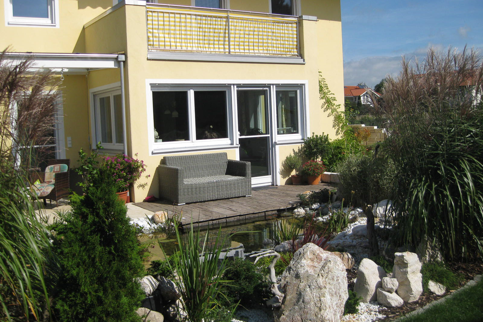 Einfamilienhaus - Holzterrasse am Teich