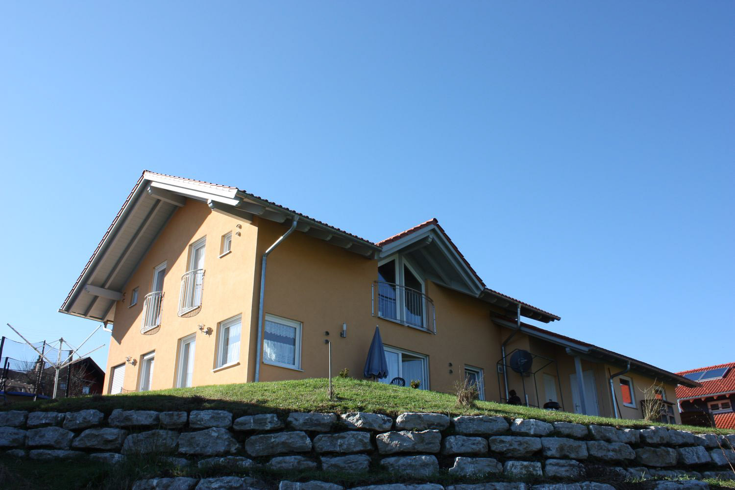 Einfamilienhaus mit Trockenmauer