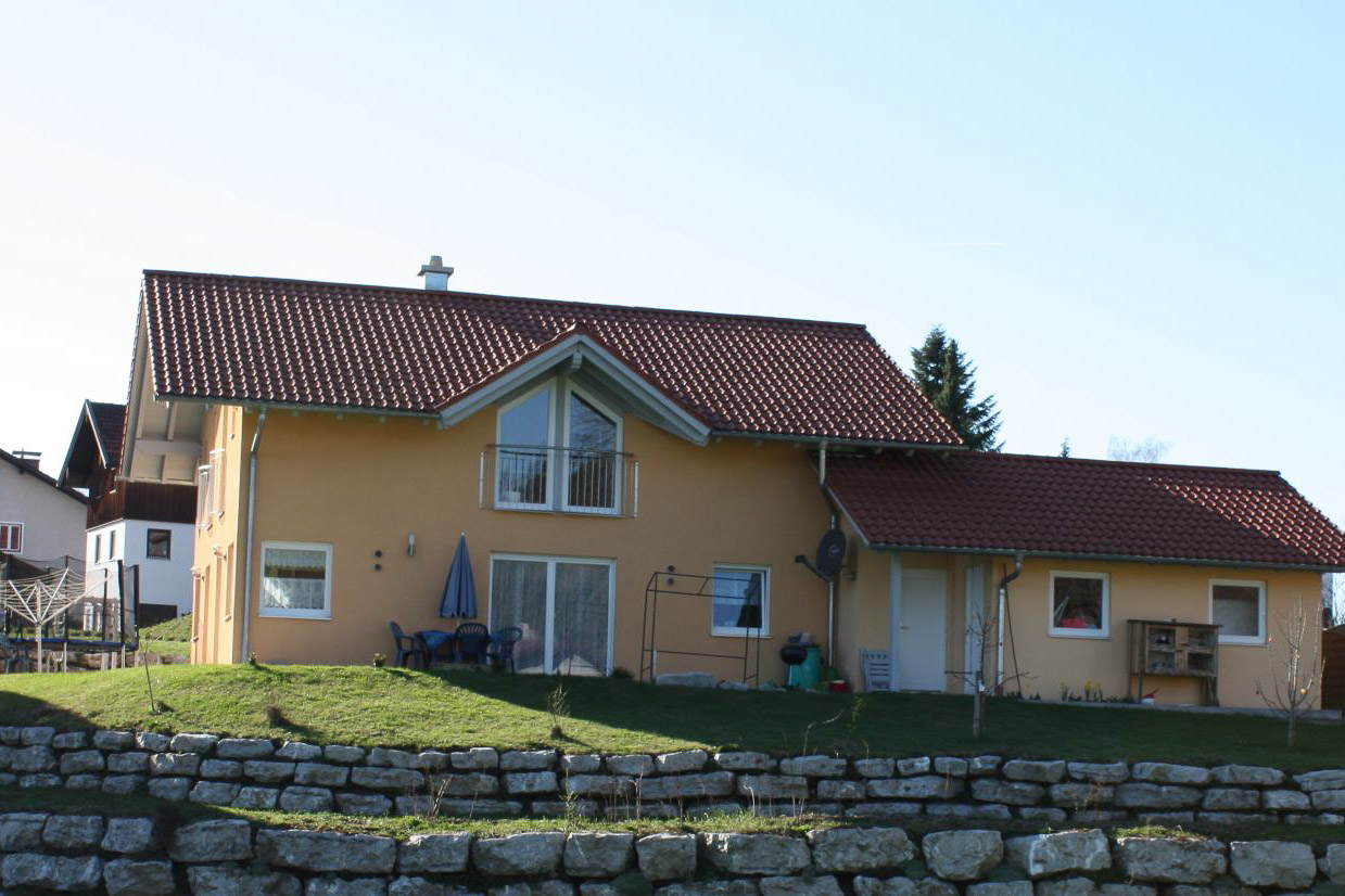 Einfamilienhaus mit Trockenmauer aus Natursteinen