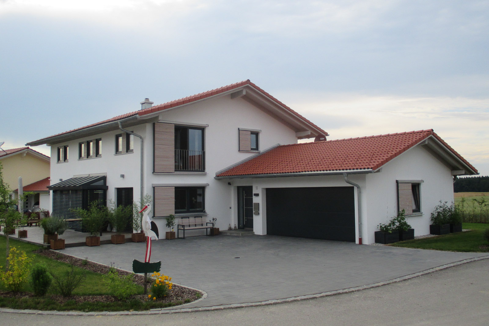 Einfamilienhaus mit Doppelgarage - Zufahrt