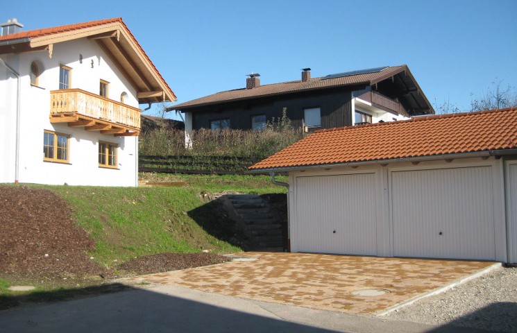 Einfamilienhaus in Hanglage - Garage