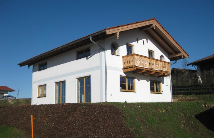 Ländliches Einfamilienhaus mit Holzbalkon