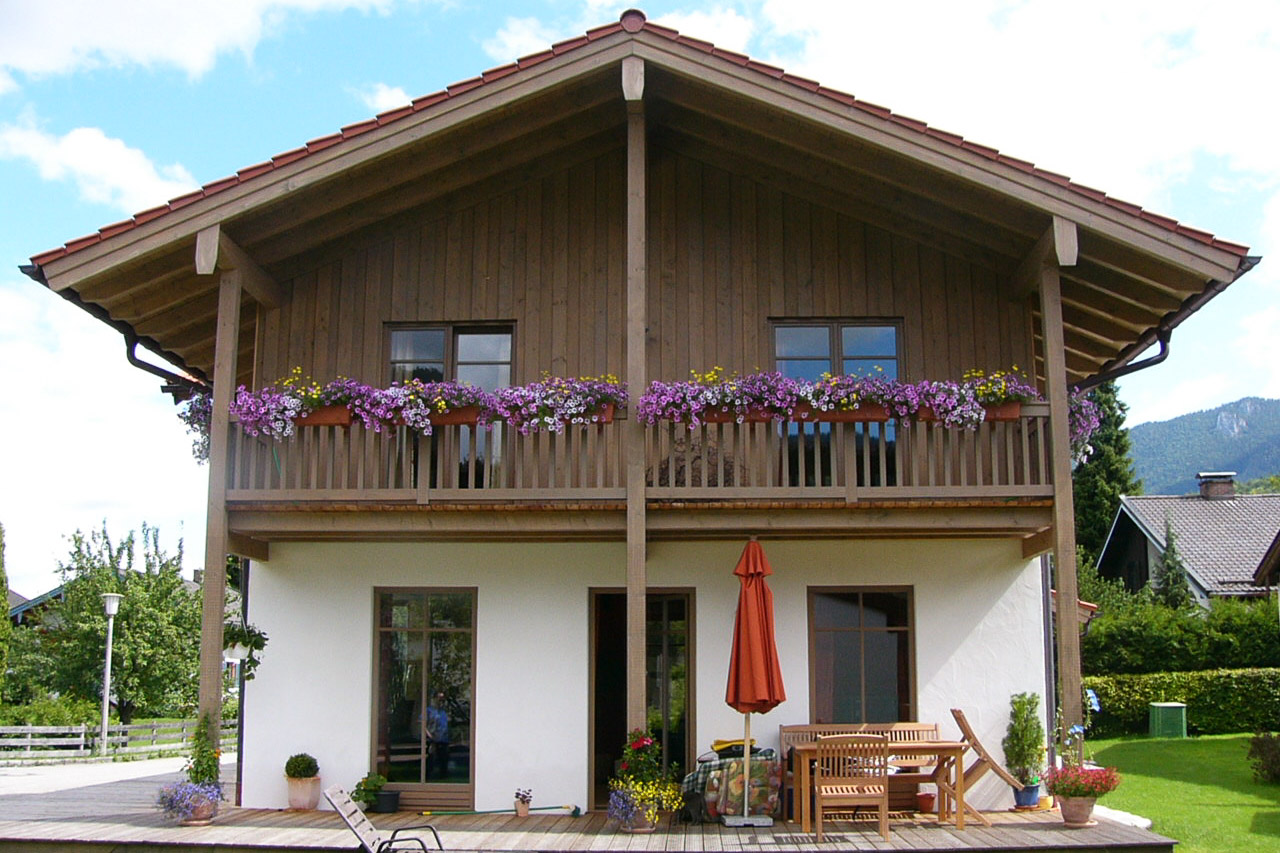 Einfamilienhaus, ländlich mit Holzbalkon