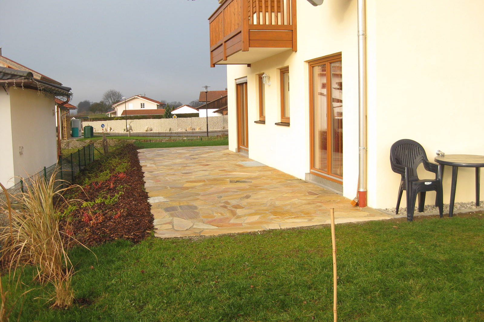 Einfamilienhaus - Terrasse aus Naturbruchsteinplatten