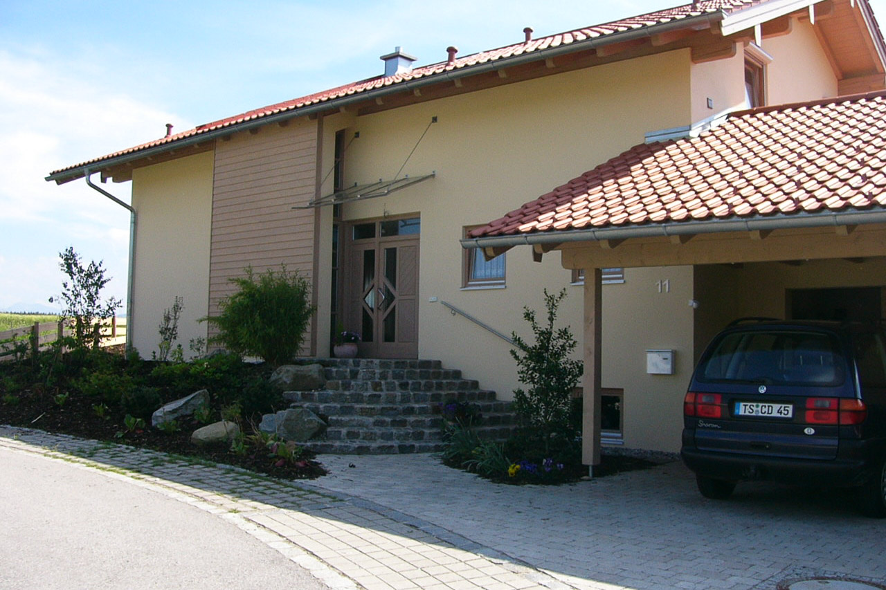 Einfamilienhaus mit überdachtem Autostellplatz
