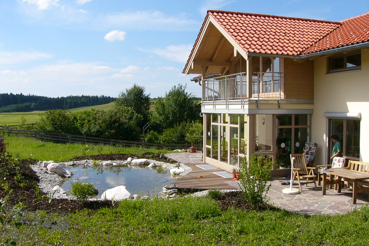 Gartenteich - Einfamilienhaus mit Quergiebel