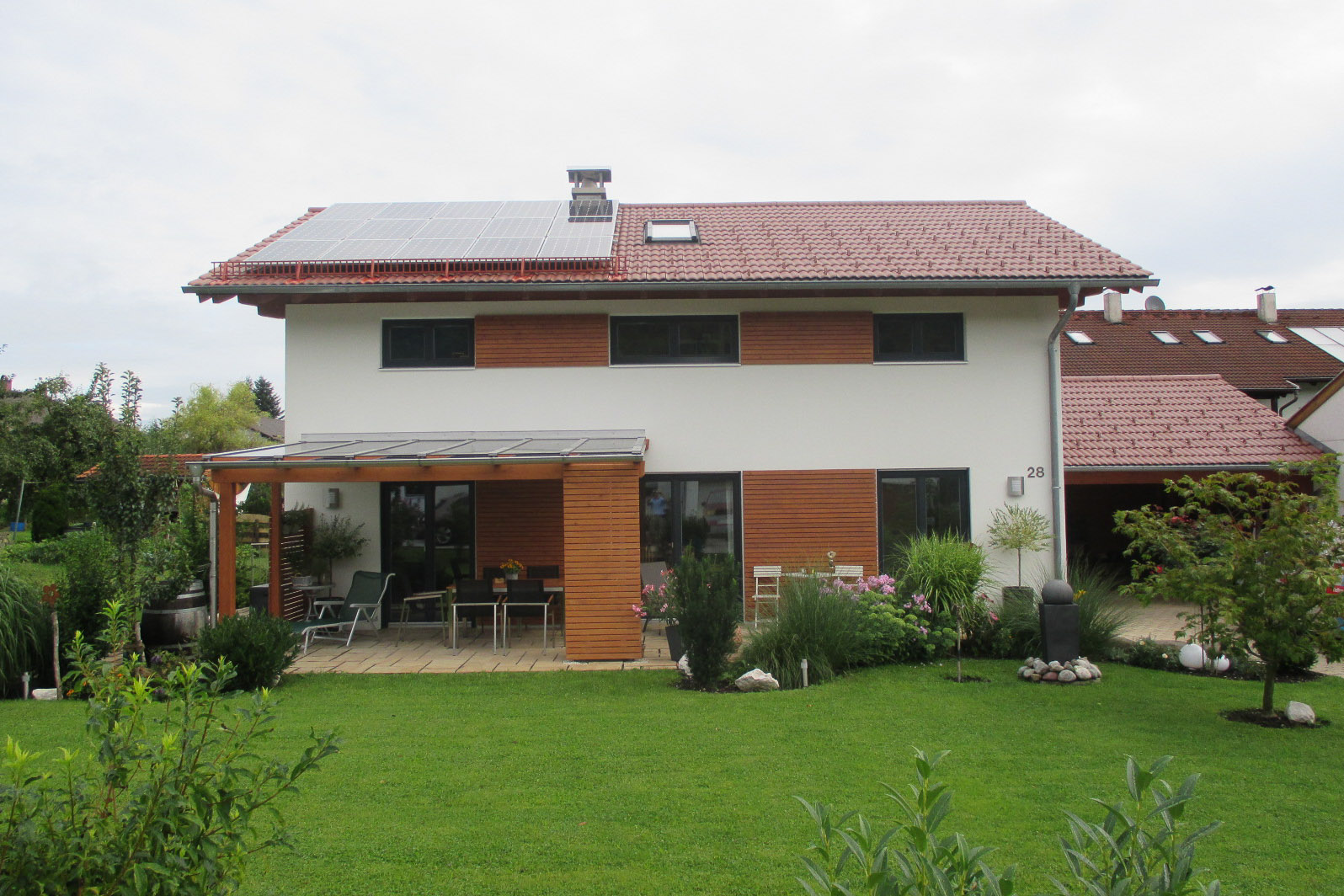 Einfamilienhaus - geschützte Terrasse mit Überdachung