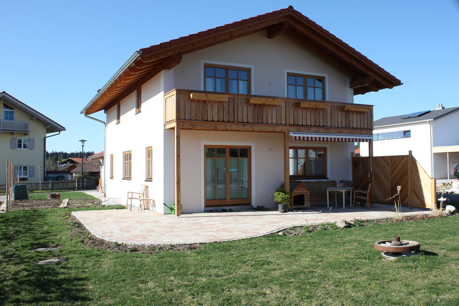 Einfamilienhaus mit Holzbalkon