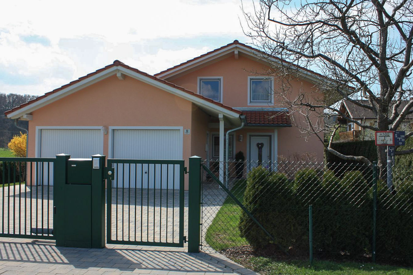 Einfamilienhaus - Tor zur Einfahrt