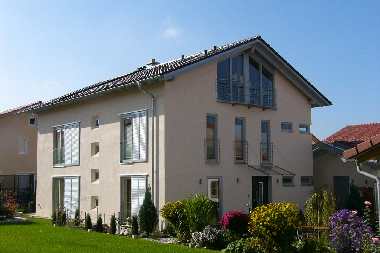 Einfamilienhaus mit Schiebeäden und abgehängter Eingangsüberdachung