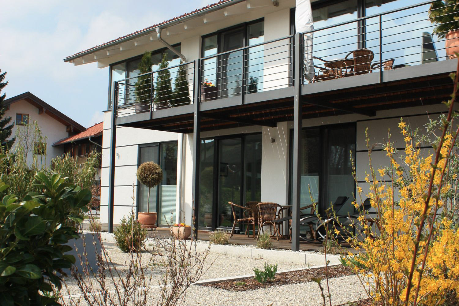 Einfamilienhaus - Metallbalkon und Terrasse