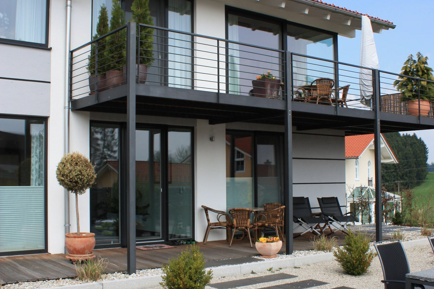 Einfamilienhaus - Metallbalkon und Terrasse