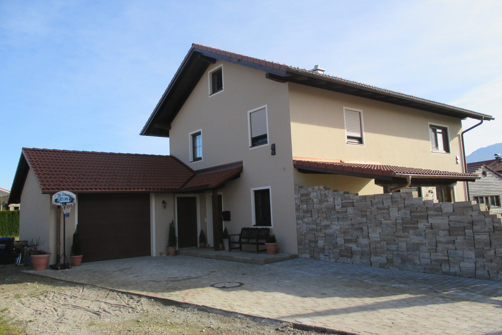 Einfamilienhaus - Natursteinmauer als Sichtschutz