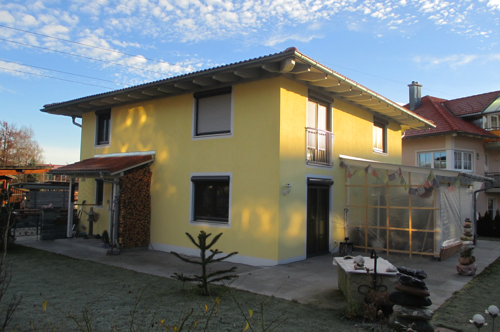 Einfamilienhaus mit Terrassenüberdachung und Außenrollos
