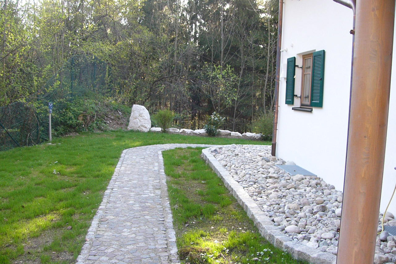 Zweifamilienhaus - Gartenweg mit Kopfsteinpflaster