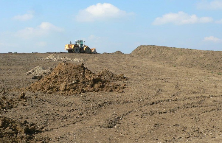 Arbeiten mit Frontlader in Kiesgrube