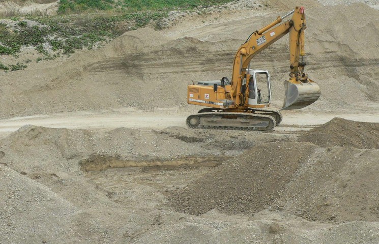 Arbeiten mit Frontlader in Kiesgrube