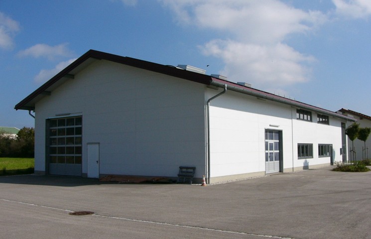 Lagerhalle und Verwaltungsgebäude in Erlstätt