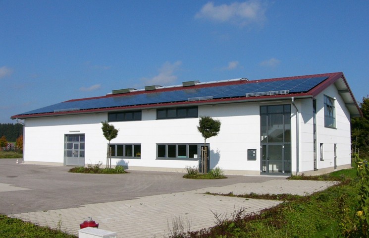 Lagerhalle und Verwaltungsgebäude in Erlstätt