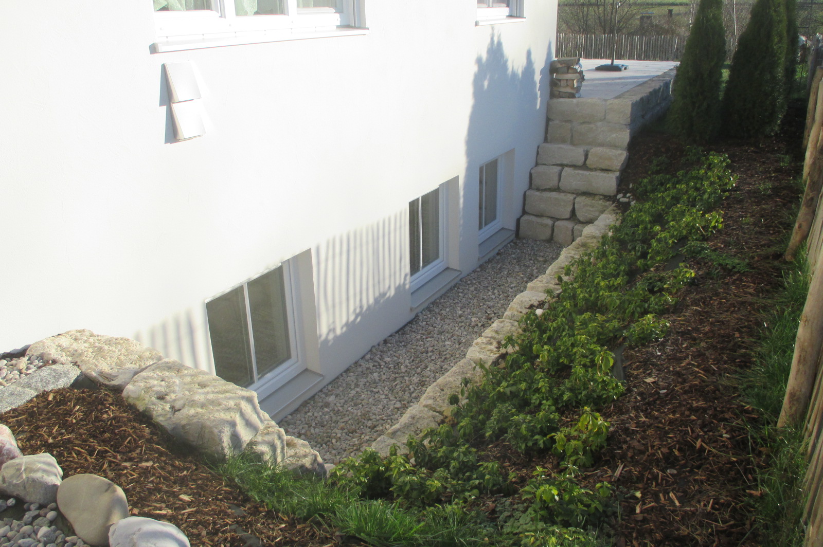 Bungalow - Lichtgraben mit Natursteinmauer