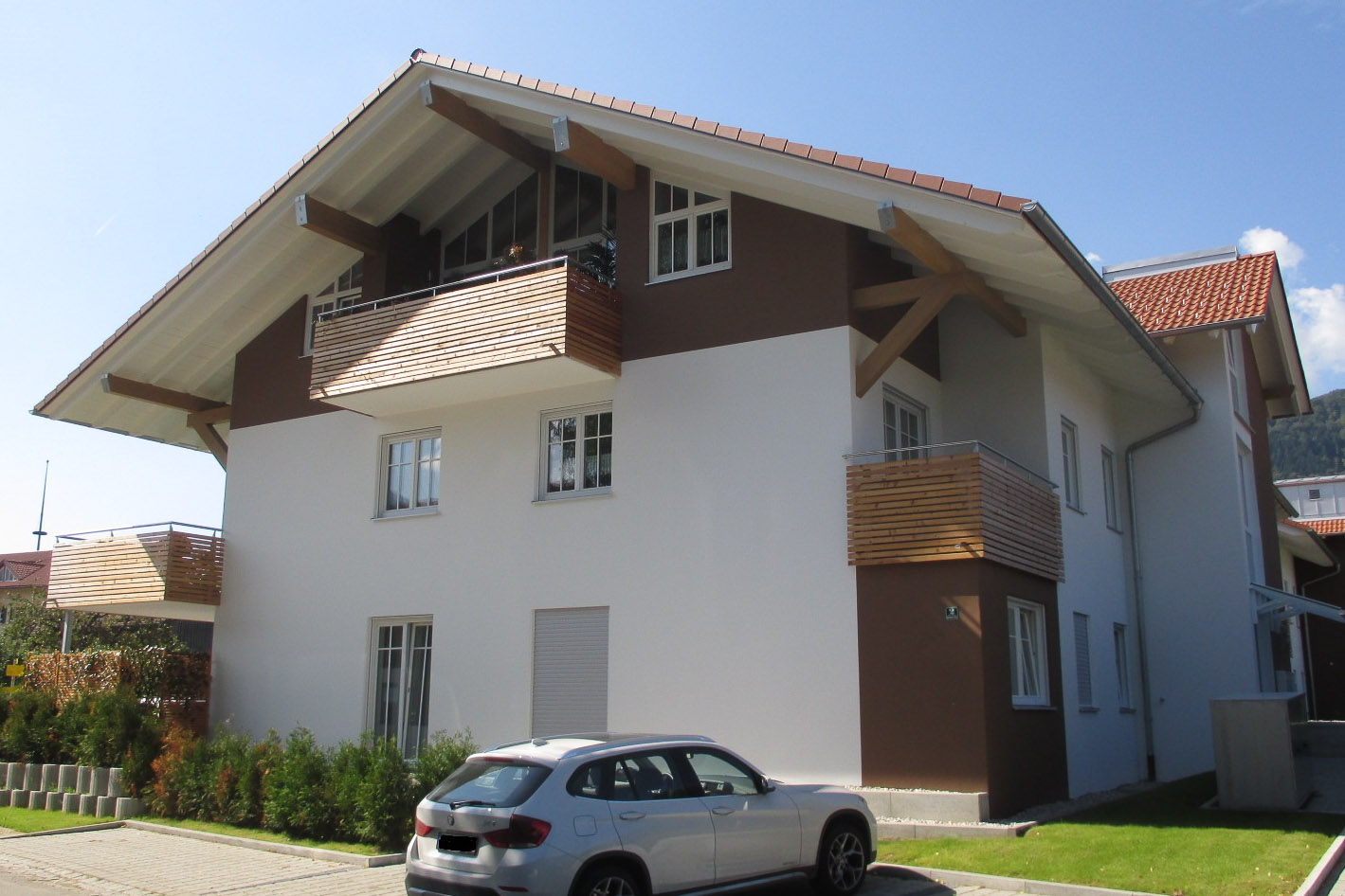 Mehrfamilienhaus - Balkon mit Holzverkleidung