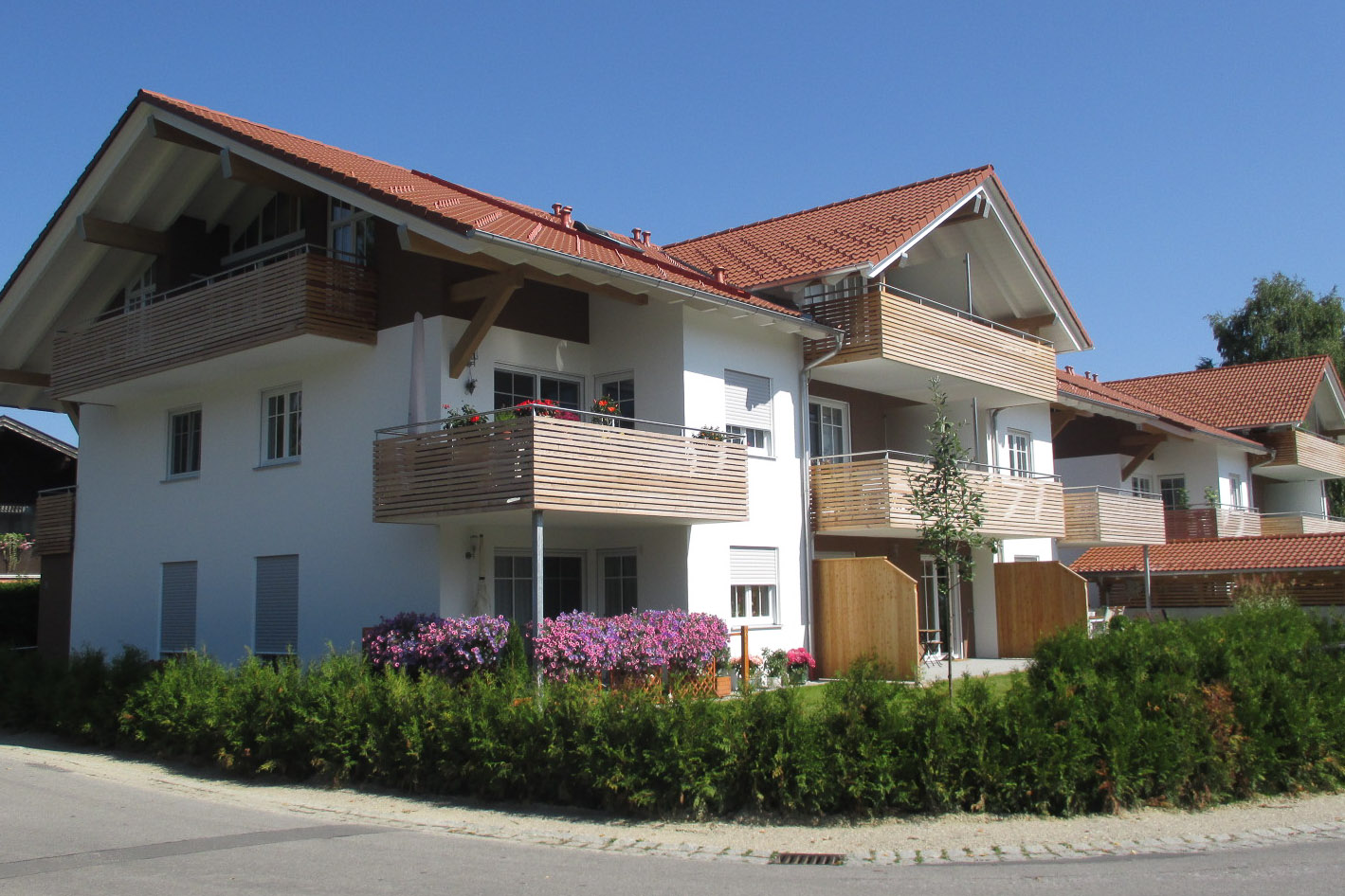 Mehrfamilienhaus - Balkon mit Holzverkleidung