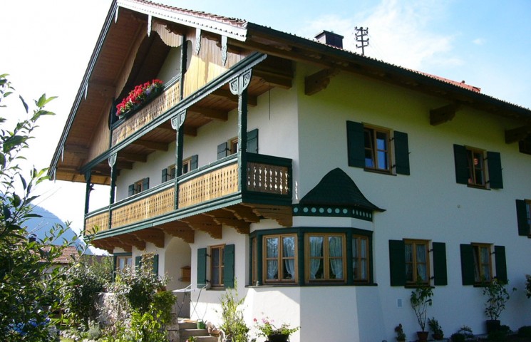 Ländliches Mehrfamilienhaus - Holzbalkon und Erker
