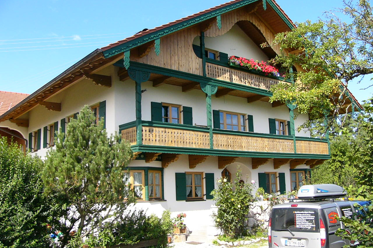 Ländliches Mehrfamilienhaus - Holzbalkon