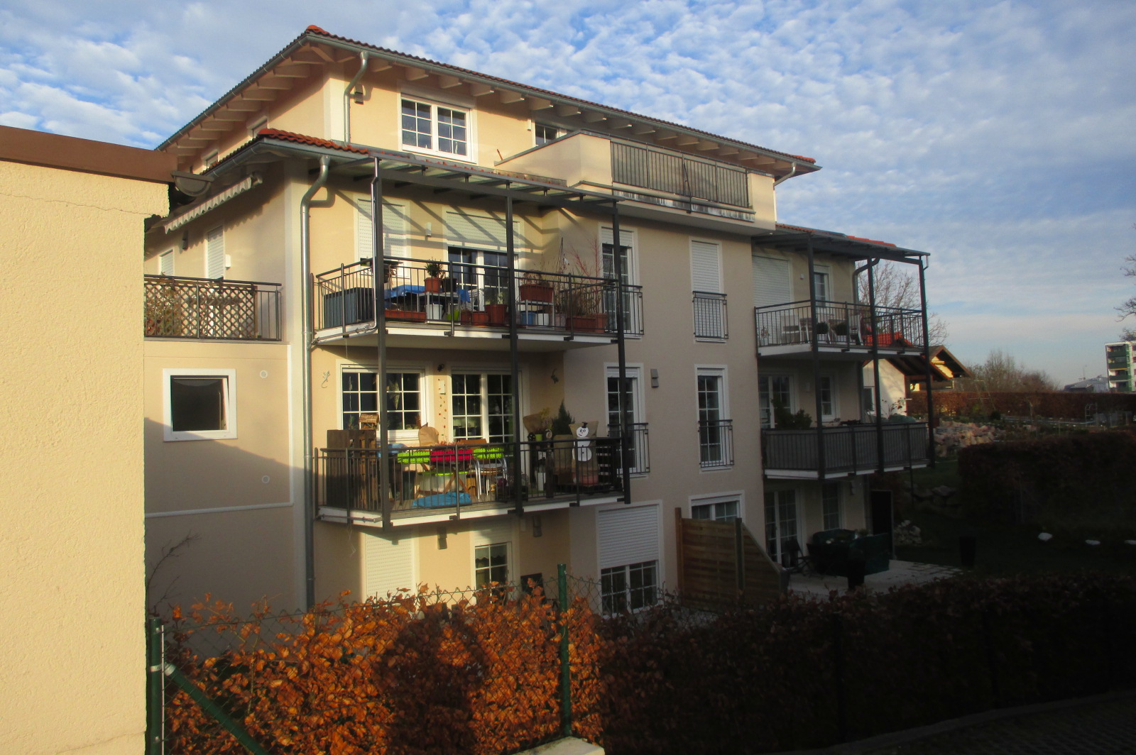 MFH mit 7 Wohneinheiten und Garagen