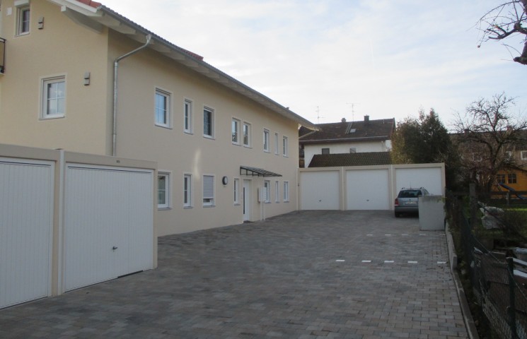 MFH mit 6 Wohneinheiten und Garagen - Garagenzufahrt