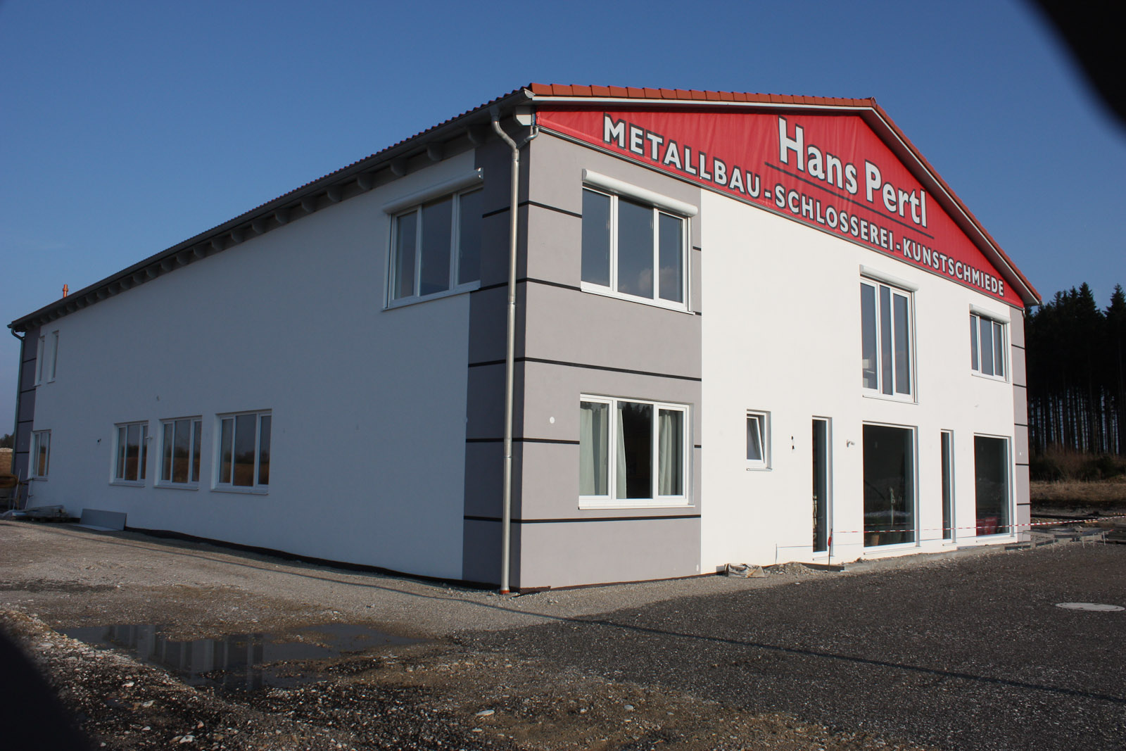 Gewerbehalle der Schlosserei Pertl im Chiemgau
