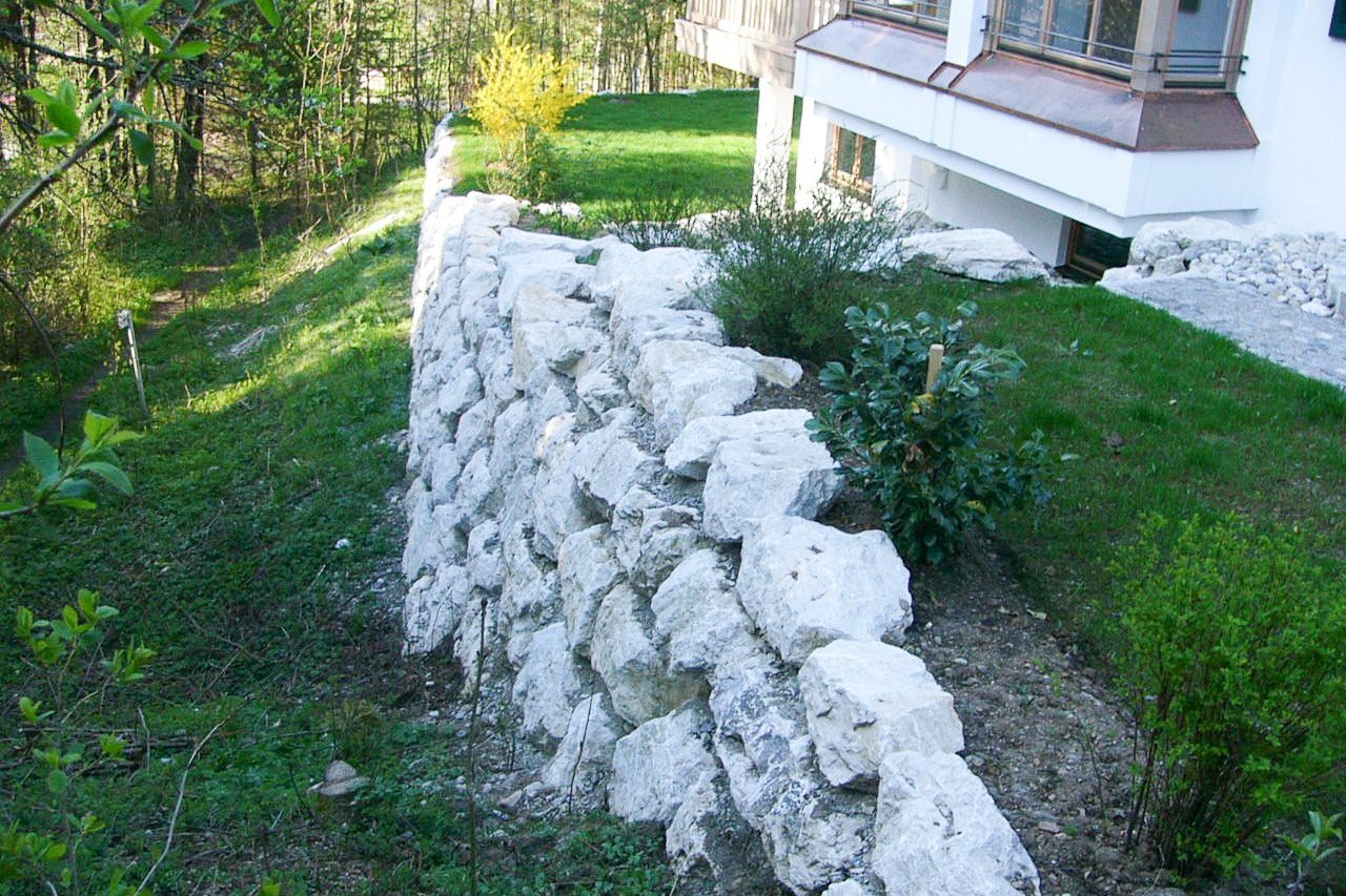 Zweifamilienhaus - Trockenmauer aus Natursteinen