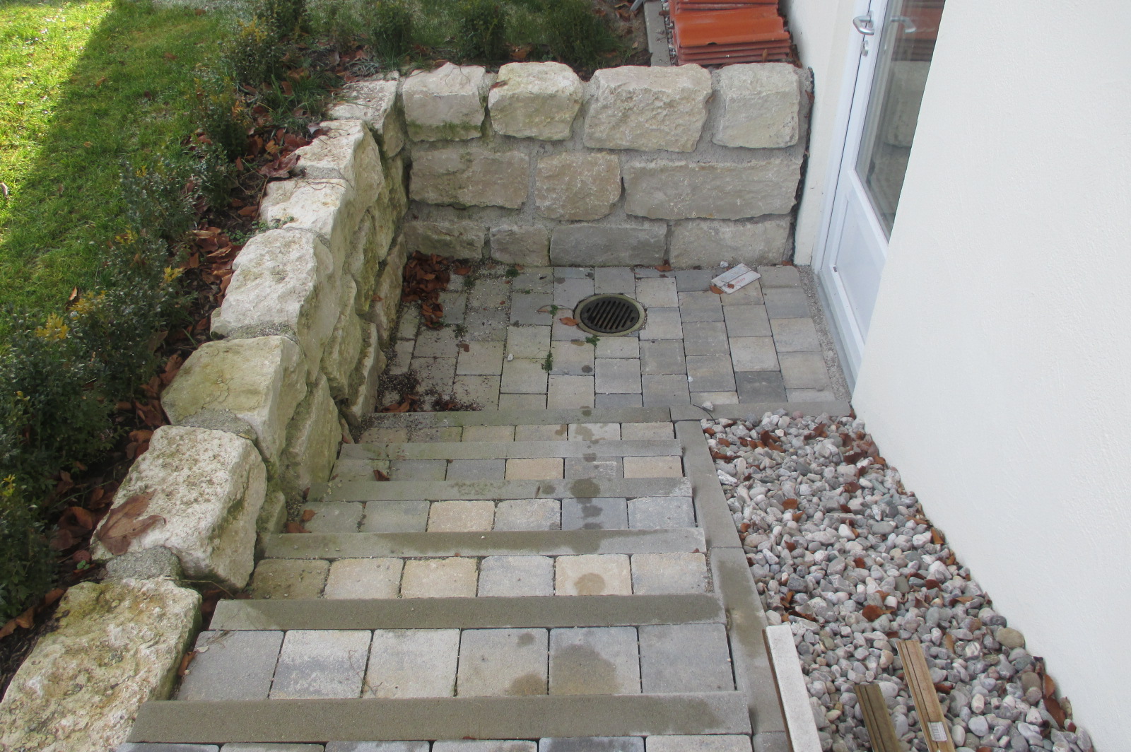Einfamilienhaus - Treppenabgang Natursteinmauer