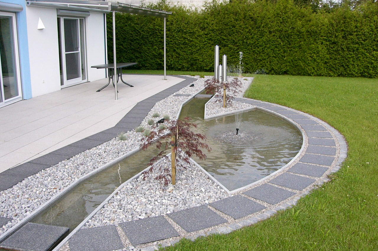 Terrasse mit Wasserbecken - Zweifamilienhaus