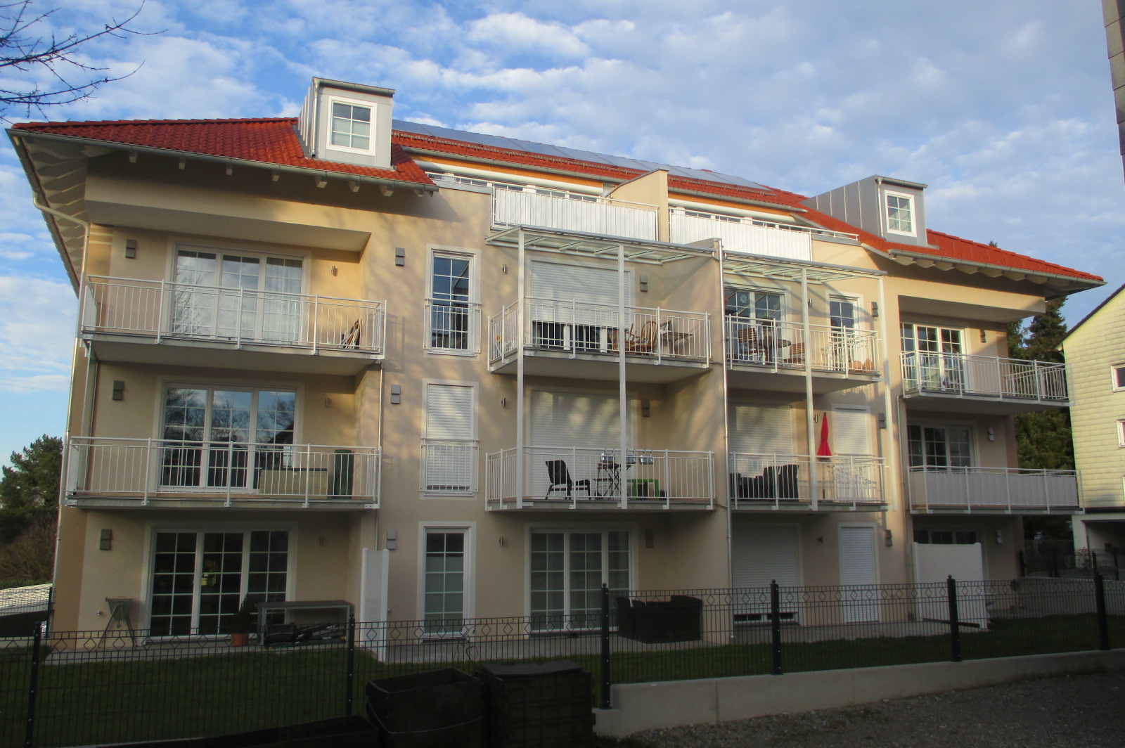 MFH mit 14 Wohneinheiten und Tiefgarage - Balkone