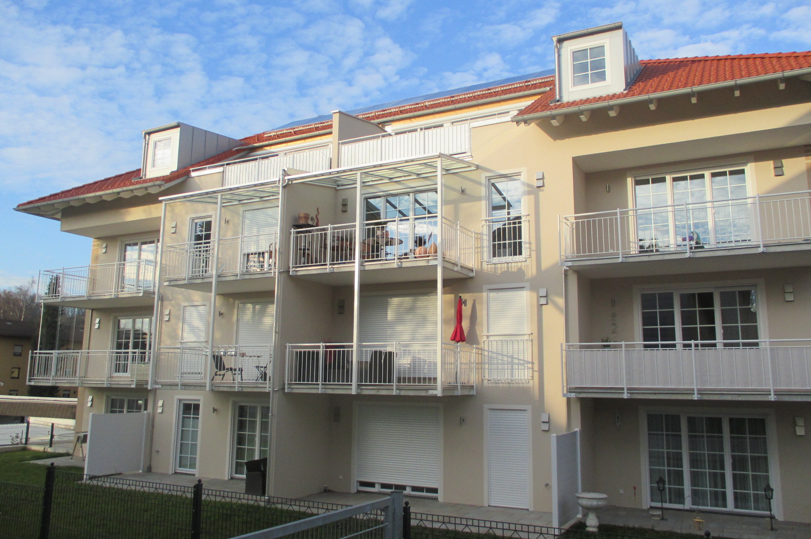 MFH mit 14 Wohneinheiten und Tiefgarage - Balkone